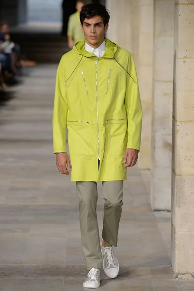 Look 15